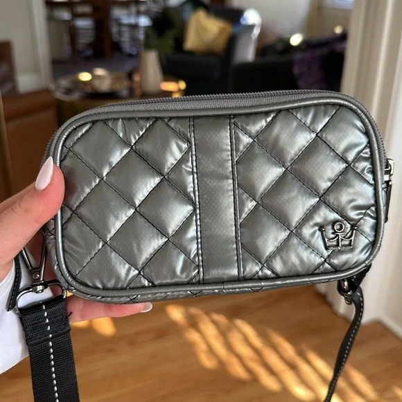 oliver thomas 24 + 7 triple threat crossbody metallic silver - Picture 3 of 16